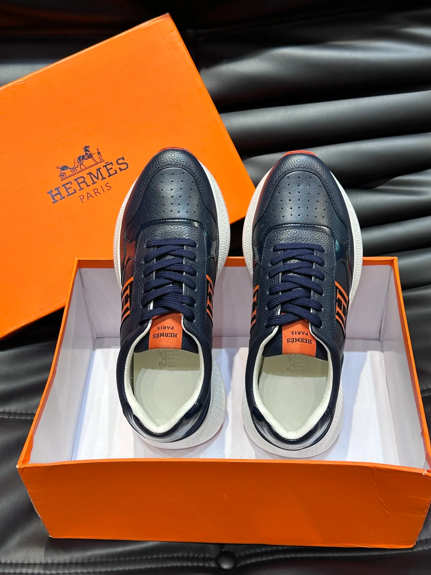 Factory price: 520💰HERMES/Hermes Hugo thick-soled sneakers are casual men's shoes. These sneakers are made of imported first-layer cowhide leather and breathable mesh design. The contrasting color design creates a dynamic and modern shape. The front end of the toe is decorated with natural-color rubber inlays, making it novel and fashionable. The texture is incomparable, with cowhide lining and cowhide foot pads, the upper foot is comfortable and breathable, and the rubber sole is decorated with geometric patterns and iconic "H" details. A very personal one! Size: 39-44 (customized at 38.45)
